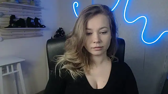 Snapshot of holly_xglam chatting on 02.19.25 holly xglam online show from 02.19.25