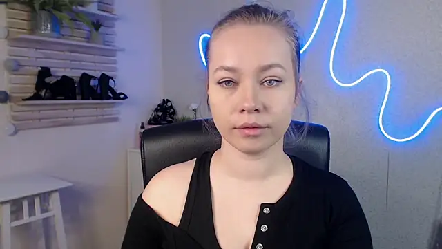 Snapshot of holly_xglam chatting on 02.20.25 holly xglam online show from 02.20.25