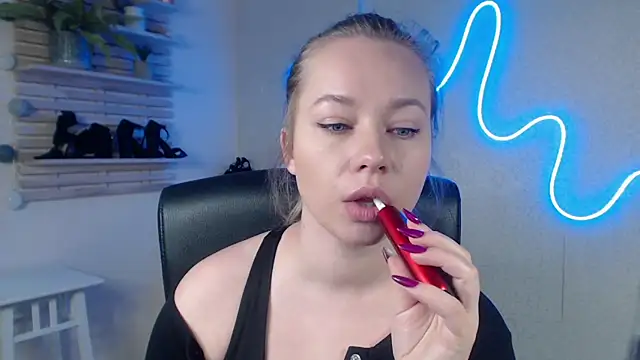 Snapshot of holly_xglam chatting on 02.20.25 holly xglam online show from 02.20.25