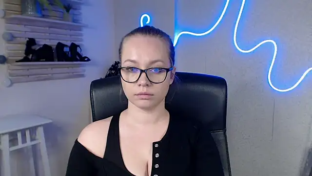 Snapshot of holly_xglam chatting on 02.20.25 holly xglam online show from 02.20.25
