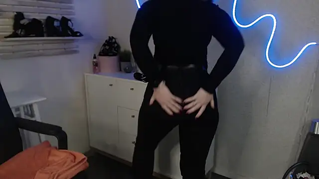 Snapshot of holly_xglam chatting on 02.24.25 holly xglam online show from 02.24.25
