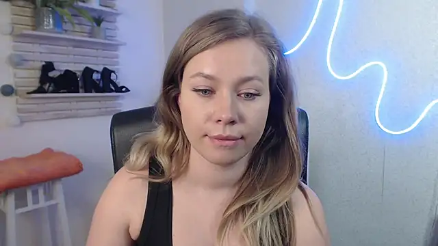 Snapshot of holly_xglam chatting on 02.26.25 holly xglam online show from 02.26.25