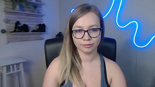 Snapshot of holly_xglam chatting on 02.28.25 holly xglam online show from 02.28.25