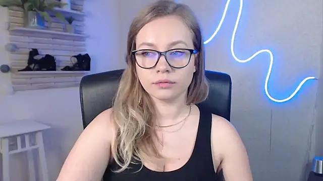 Snapshot of holly_xglam chatting on 03.10.25 holly xglam online show from 03.10.25