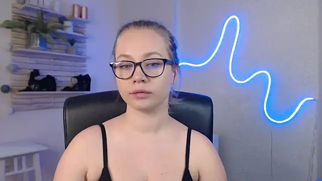 Snapshot of holly_xglam chatting on 03.11.25 holly xglam online show from 03.11.25