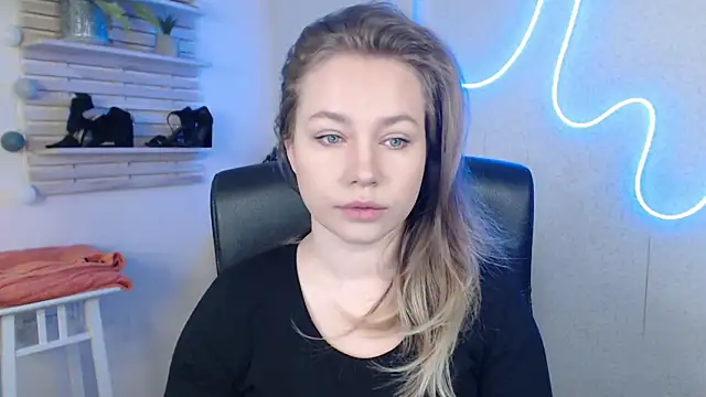 Snapshot of holly_xglam chatting on 03.17.25 holly xglam online show from 03.17.25
