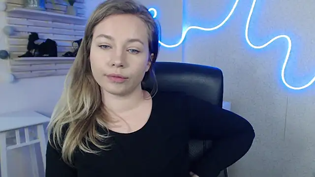 Snapshot of holly_xglam chatting on 03.17.25 holly xglam online show from 03.17.25