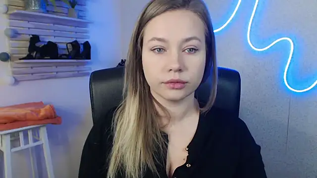 Snapshot of holly_xglam chatting on 03.18.25 holly xglam online show from 03.18.25