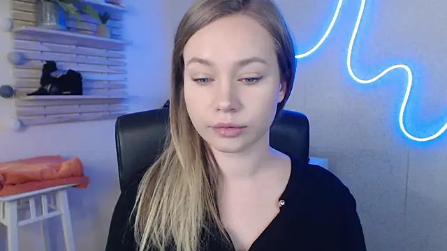 Snapshot of holly_xglam chatting on 03.18.25 holly xglam online show from 03.18.25