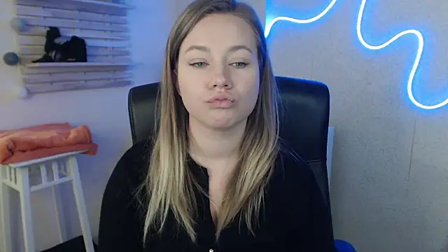 Snapshot of holly_xglam chatting on 03.18.25 holly xglam online show from 03.18.25