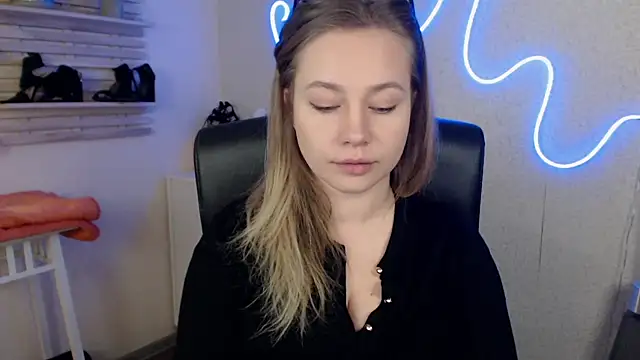 Snapshot of holly_xglam chatting on 03.19.25 holly xglam online show from 03.19.25