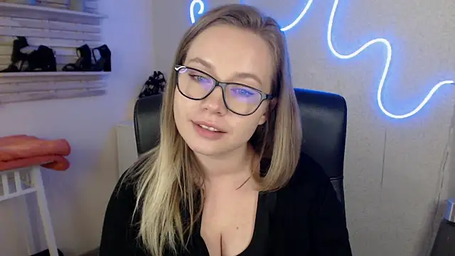 Snapshot of holly_xglam chatting on 03.19.25 holly xglam online show from 03.19.25