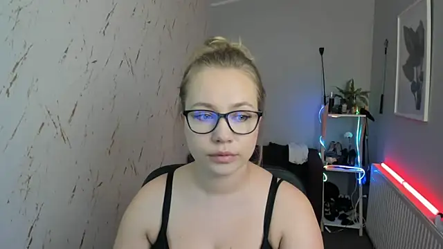Snapshot of holly_xglam chatting on 09.10.25 holly xglam online show from 09.10.25