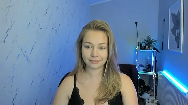 Snapshot of holly_xglam chatting on 09.15.25 holly xglam online show from 09.15.25