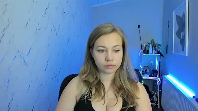 Snapshot of holly_xglam chatting on 09.22.25 holly xglam online show from 09.22.25