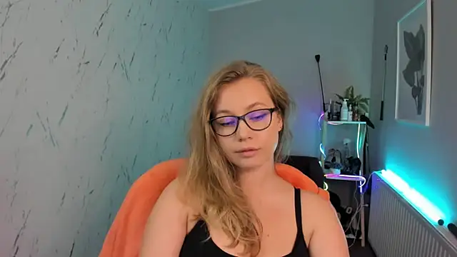 Snapshot of holly_xglam chatting on 09.23.25 holly xglam online show from 09.23.25