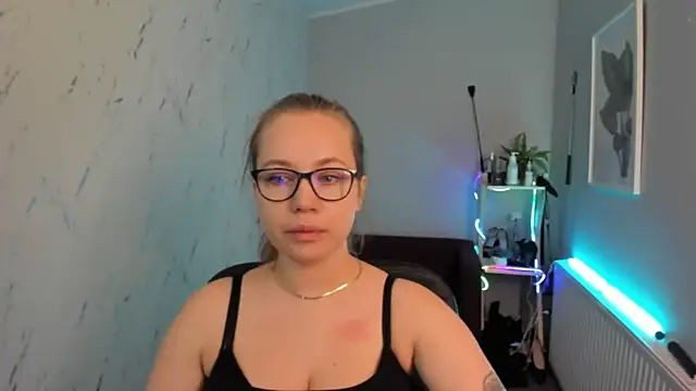 Snapshot of holly_xglam chatting on 09.24.25 holly xglam online show from 09.24.25