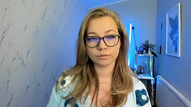 Snapshot of holly_xglam chatting on 09.30.25 holly xglam online show from 09.30.25