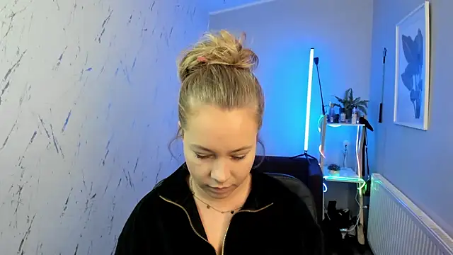 Snapshot of holly_xglam chatting on 10.01.25 holly xglam online show from 10.01.25