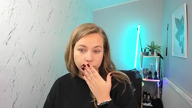 Snapshot of holly_xglam chatting on 10.06.25 holly xglam online show from 10.06.25