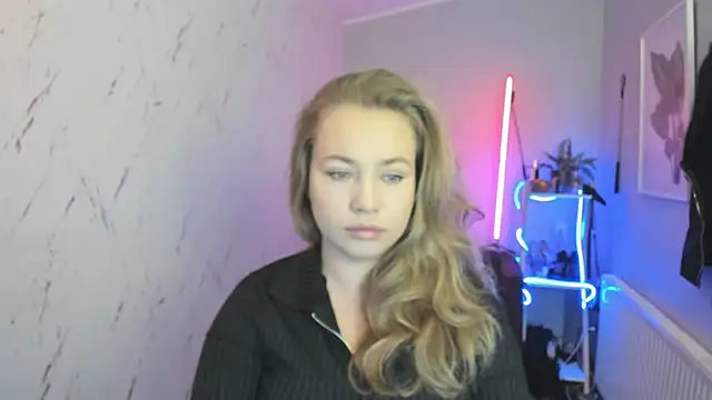 Snapshot of holly_xglam chatting on 10.15.25 holly xglam online show from 10.15.25