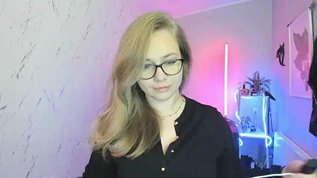 Snapshot of holly_xglam chatting on 10.21.25 holly xglam online show from 10.21.25