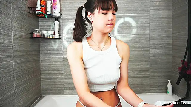 Snapshot of MaylienLove chatting on 10.04.25 MaylienLove online show from 10.04.25