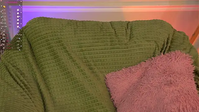 Snapshot of happywhores chatting on 12.25.24 happywhores online show from 12.25.24