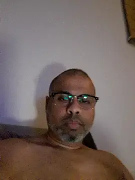 Snapshot of desi_black_cock chatting on 12.31.24 desi black cock online show from 12.31.24