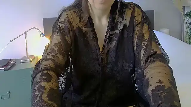 Snapshot of Ella_Next_Door chatting on 01.17.25 Ella Next Door online show from 01.17.25