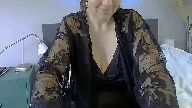 Snapshot of Ella_Next_Door chatting on 01.22.25 Ella Next Door online show from 01.22.25