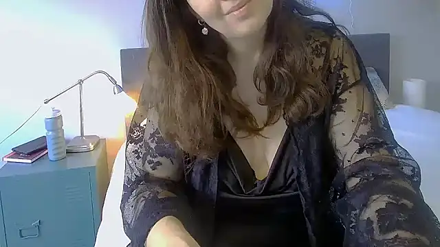 Snapshot of Ella_Next_Door chatting on 01.23.25 Ella Next Door online show from 01.23.25