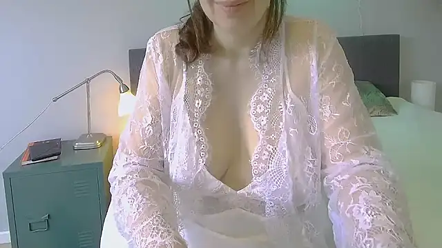 Snapshot of Ella_Next_Door chatting on 01.27.25 Ella Next Door online show from 01.27.25