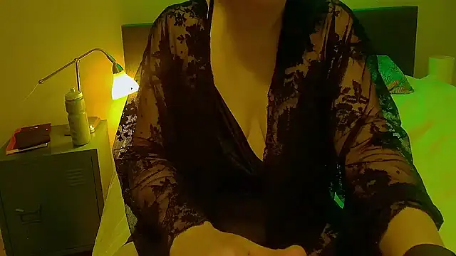 Snapshot of Ella_Next_Door chatting on 01.27.25 Ella Next Door online show from 01.27.25