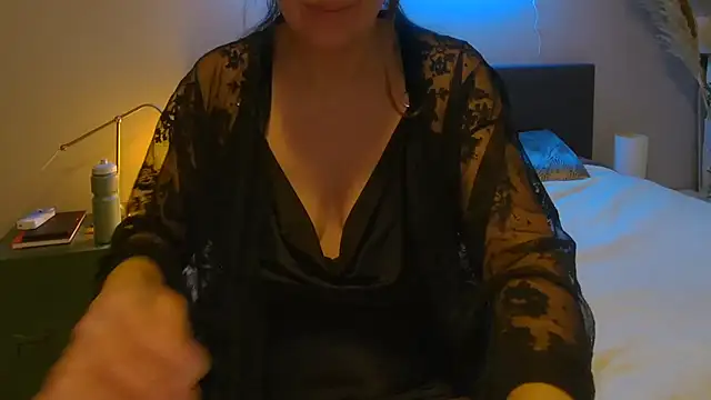 Snapshot of Ella_Next_Door chatting on 02.05.25 Ella Next Door online show from 02.05.25