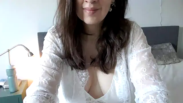 Snapshot of Ella_Next_Door chatting on 03.03.25 Ella Next Door online show from 03.03.25