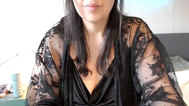 Snapshot of Ella_Next_Door chatting on 03.12.25 Ella Next Door online show from 03.12.25