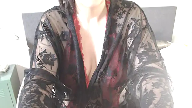 Snapshot of Ella_Next_Door chatting on 03.16.25 Ella Next Door online show from 03.16.25