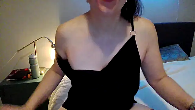 Snapshot of Ella_Next_Door chatting on 03.18.25 Ella Next Door online show from 03.18.25