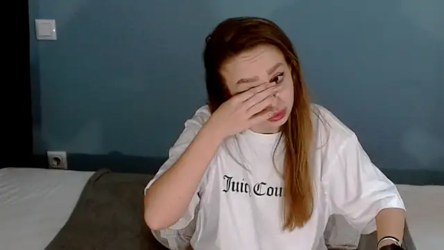 Snapshot of AnnaMaee chatting on 01.12.25 AnnaMaee online show from 01.12.25