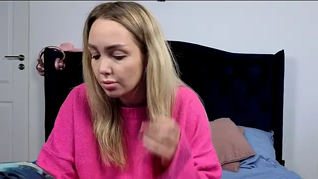 Snapshot of AnnaMaee chatting on 11.12.25 AnnaMaee online show from 11.12.25