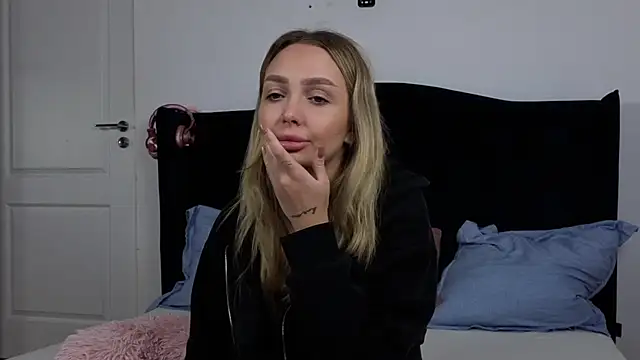 Snapshot of AnnaMaee chatting on 11.18.25 AnnaMaee online show from 11.18.25