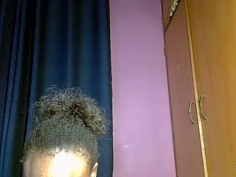 Snapshot of Queen_petite_ chatting on 04.22.26 Queen petite online show from 04.22.26