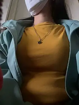 Snapshot of Tuongvy05 chatting on 12.20.24 Tuongvy05 online show from 12.20.24