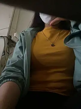 Snapshot of Tuongvy05 chatting on 12.21.24 Tuongvy05 online show from 12.21.24