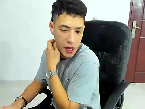 Snapshot of Chandler_ken chatting on 12.02.25 Chandler ken online show from 12.02.25