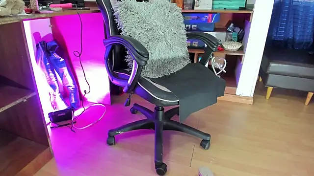 Snapshot of LiaTaylorr chatting on 10.14.25 LiaTaylorr online show from 10.14.25