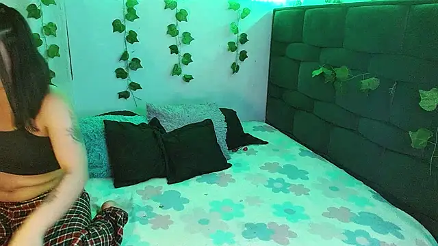 Snapshot of the_lesbian_game chatting on 02.05.25 the lesbian game online show from 02.05.25