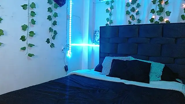 Snapshot of the_lesbian_game chatting on 03.22.25 the lesbian game online show from 03.22.25