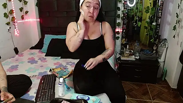 Snapshot of the_lesbian_game chatting on 09.11.25 the lesbian game online show from 09.11.25